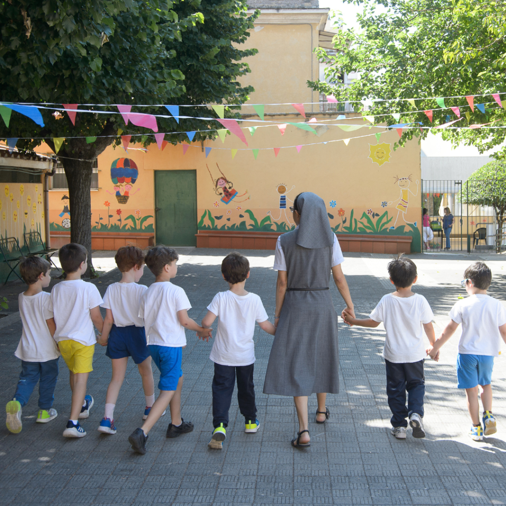 Scuola Infanzia Scga Primavalle Roma. Maestra con bambini in giardino