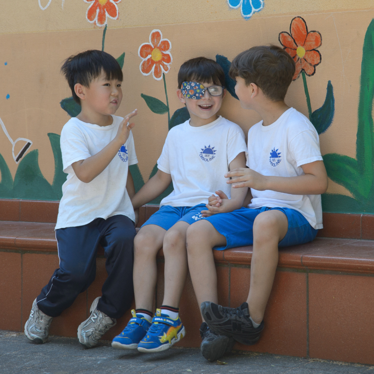 Scuola Infanzia Scga Primavalle Roma. Bambini parlano e ridono insieme