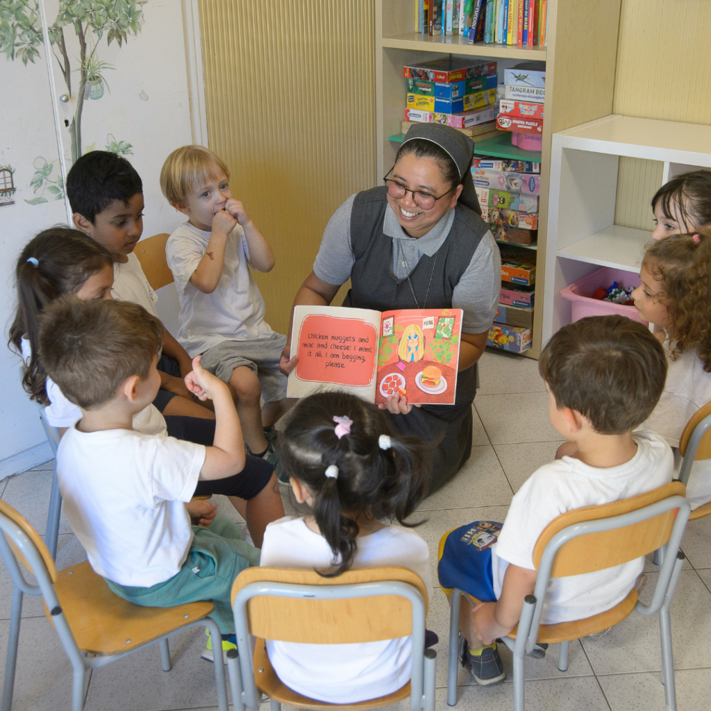 Scuola Infanzia Scga Primavalle Roma. Maestra legge una storia ai bambini